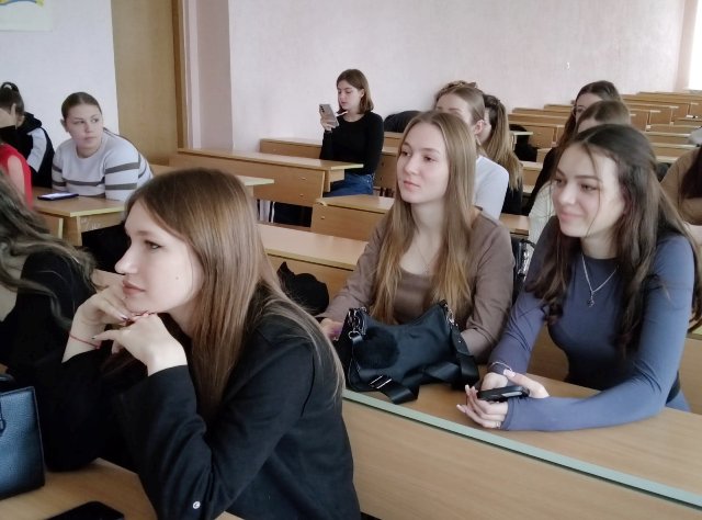 Учасниці заходи під час пергляду просвітницьких мультиплікаційних фільмів